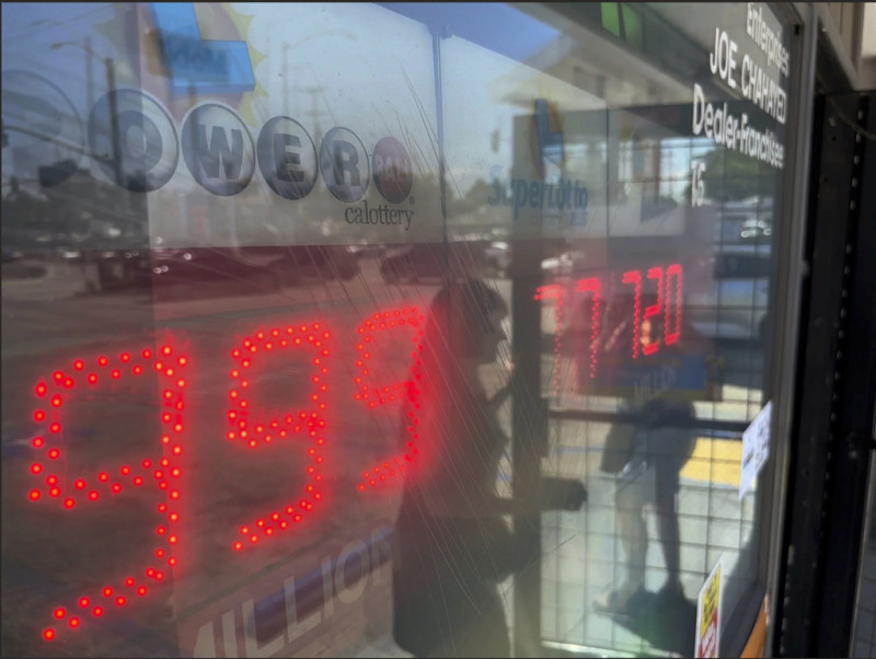 Gente comprando boletos de Powerball en Joe's Service Center, una gasolinera que vendió un boleto ganador de 2.040 millones de dólares de Powerball en Woodbury Road y Fair Oaks Avenue en Altadena, California, el miércoles 19 de julio de 2023.