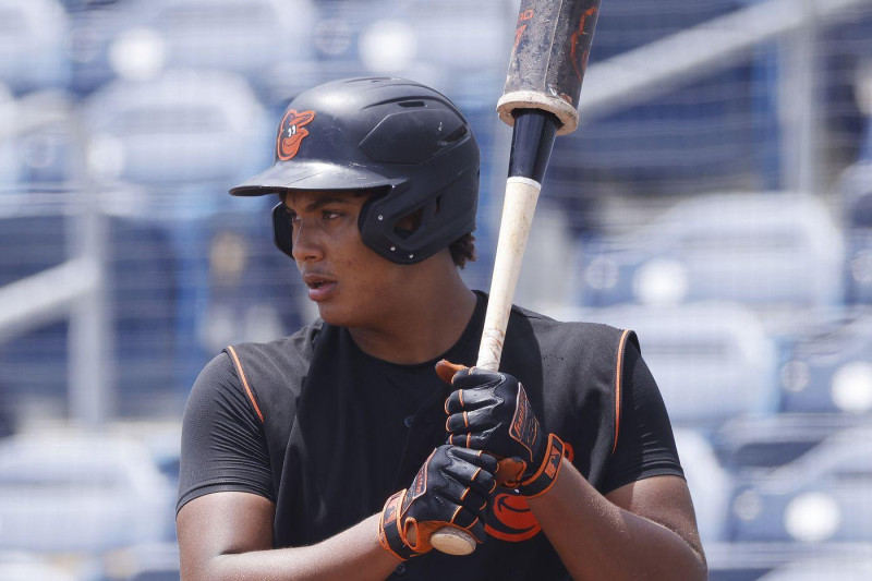 Samuel Basallo, receptor de  solo 18 años, pertenece a Baltimore, prospecto 97 de MLB.