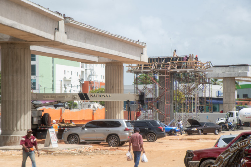 Vista del movimiento de obreros y maquinarias, durante trabajos en un área donde se construye el tramo de la Línea 2C del Metro, vía Los Alcarrizos.