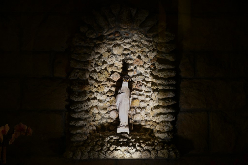 Esta fotografía tomada el 21 de abril de 2023 muestra la entrada a la Madonna en la iglesia de Sant'Agostino, cerca de Civitavecchia