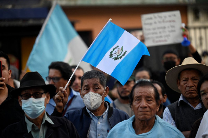Personas participan en una manifestación contra una investigación sobre el partido del candidato presidencial Bernardo Arévalo frente a la sede de la oficina del Fiscal General en la Ciudad de Guatemala el 20 de julio de 2023.