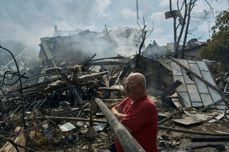 Un hombre observa las tareas de las cuadrillas de emergencia en el lugar donde un edificio fue destruido durante un ataque ruso en Odesa, Ucrania, ayer.