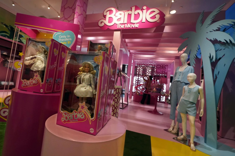 Mercancía de temática de Barbie se exhibe en una sección especial de la cadena Bloomingdale´s en Nueva York.