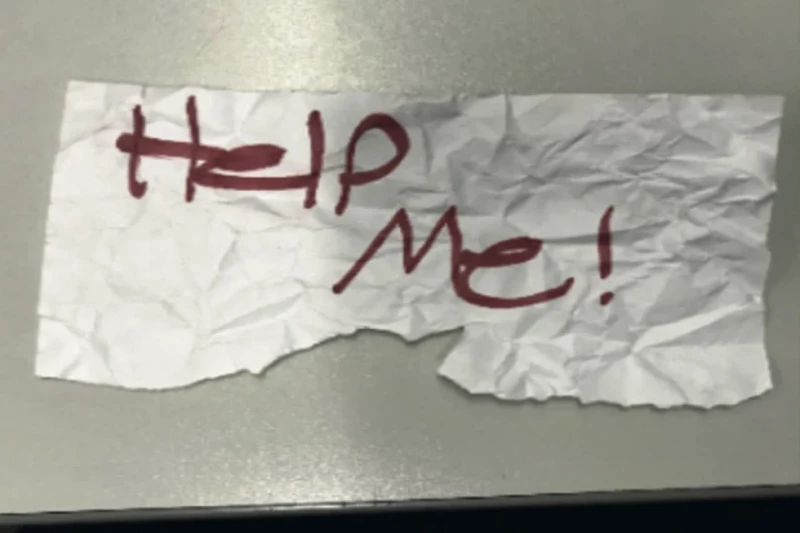 En esta fotografía sin fecha proporcionada por el Departamento de Justicia de Estados Unidos muestra un letrero con el mensaje "¡Ayúdenme!” utilizado por una niña de 13 años que fue secuestrada en Texas.