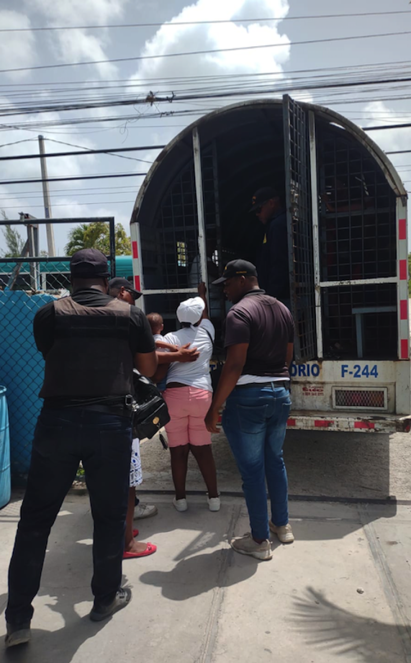 Una haitiana conducida hasta unidad de Migración.