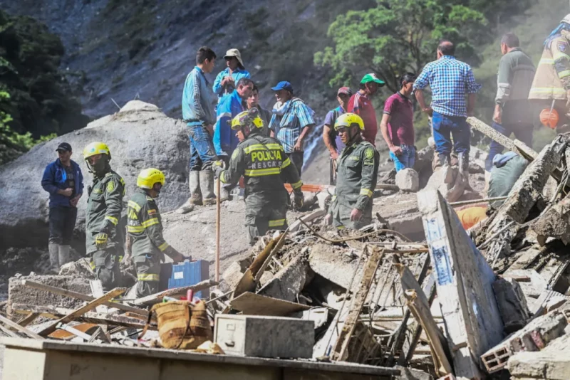 Miembros del equipo de rescate trabajan en el lugar de un deslizamiento de tierra en el municipio de Quetame, departamento de Cundinamarca, Colombia, el 18 de julio de 2023.