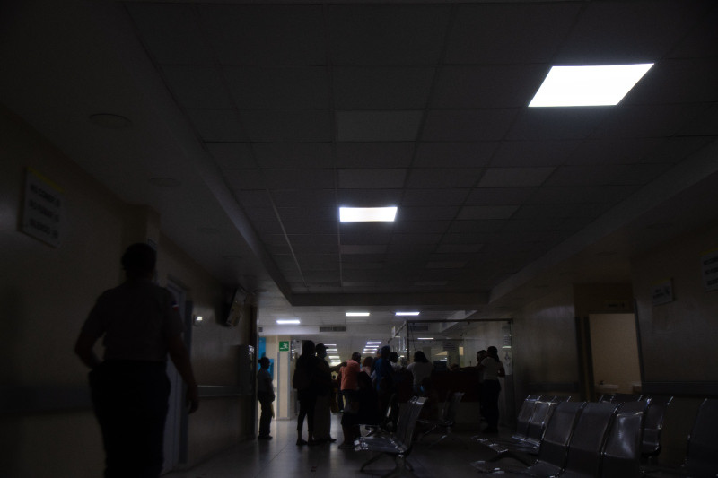 Evidente falta de bombillas en los pasiloos del Hospital Moscoso Puello.