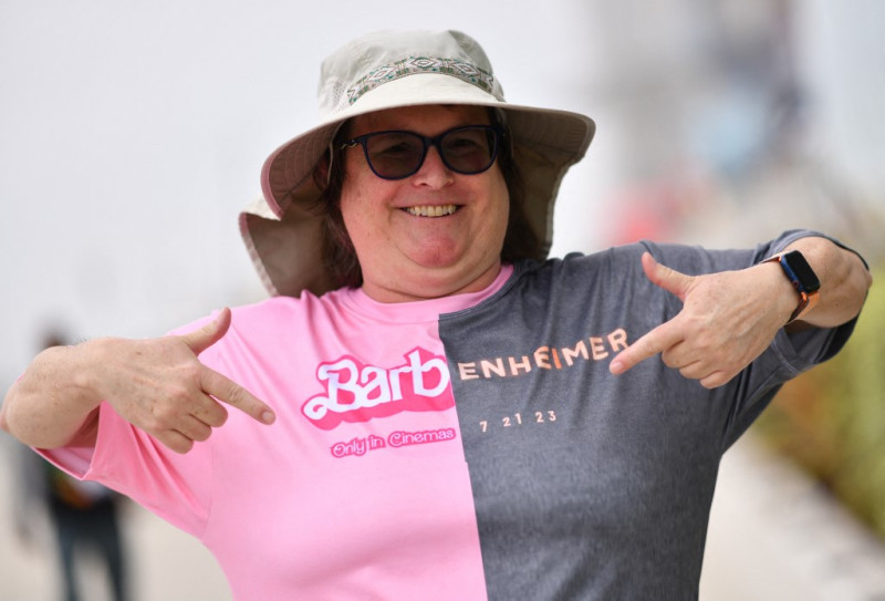 Una asistente señala su camiseta Barbenheimer fuera del centro de convenciones durante la Comic-Con International de San Diego en San Diego, California, el 20 de julio de 2023. (Foto de Chris Delmas / AFP)