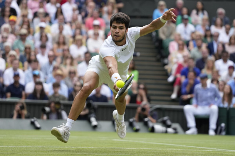 Carlos Alcaraz devuelve ante Novak Djokovic en la final de Wimbledon, el domingo pasado en Londres.