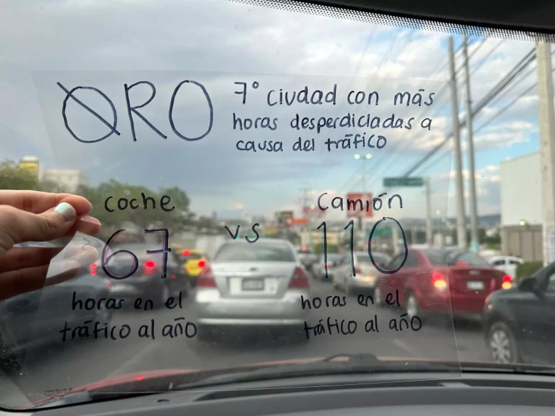 En general, un viaje en transporte público implica el doble de tiempo que un viaje en automóvil. Mientras quienes usan coche pierden alrededor de 67 horas en el tráfico al año, los usuarios de transporte público como Magda, pierden hasta 110 horas. Esto equivaldría a ver 73 películas, a tener 10 días adicionales de vacaciones, o simplemente, a poder pasar más tiempo con su hija.