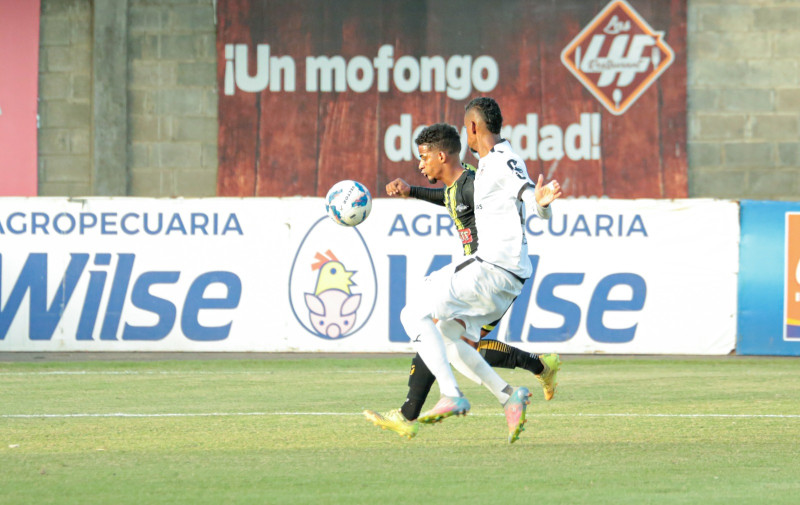 Un momento de acción en el partido entre Moca y Cibao FC en la Liguilla de la LDF.