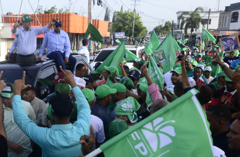 El precandidato presidencial del Partido Fuerza del Pueblo (FP), Leonel Fernández, recorriendo las calles de Salcedo.
