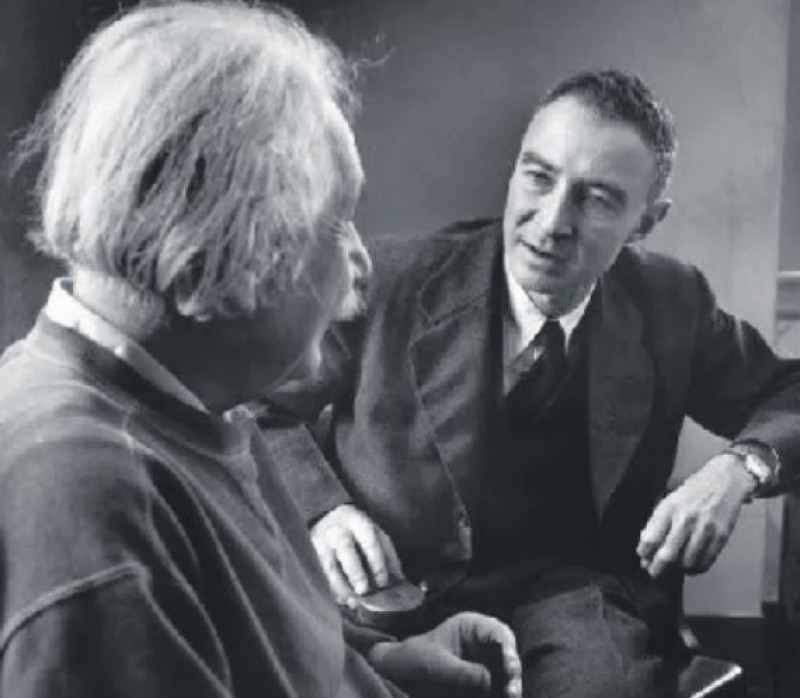El gran científico Albert Einstein y Robert Oppenheimer en una amena charla en aquellos tiempos donde la ciencia comenzaba ser usada como arma de destrucción masiva.