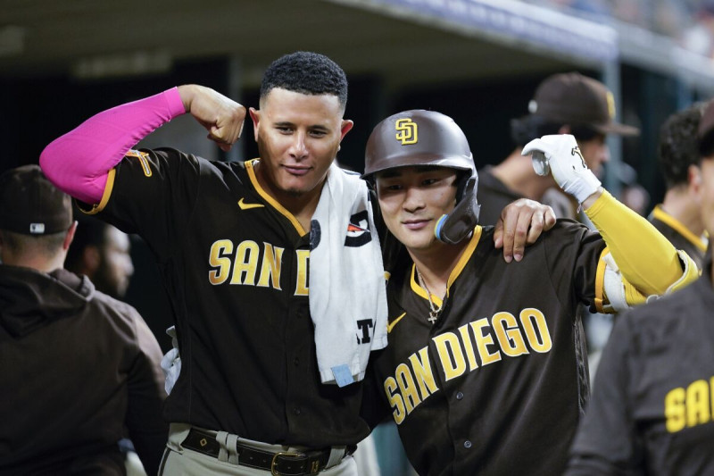 El dominicano Manny Machado felicita a Ha-Seong Kim, quien bateó un jonrón por los Padres de San Diego ante los Tigres de Detroit, el sábado.