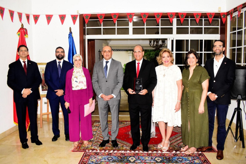 El embajador del Reino de Marruecos Hichame Dahane otorgó un homenaje al Dr. Julio César Castaños Guzmán