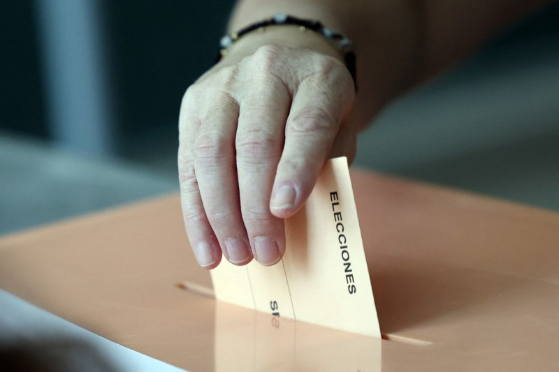 Mujer deposita su voto en las elecciones de este domingo en España