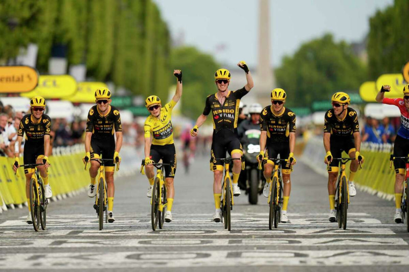 Jonas Vingegaard, con la casaca amarilla de líder general, cruza la meta en la etapa final del Tour de Francia.