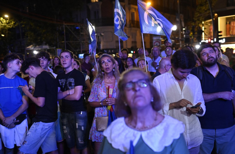 Los partidarios esperan los resultados de las elecciones frente a la sede del líder y candidato del conservador Partido Popular Alberto Núñez Feijoo en Madrid el 23 de julio de 2023