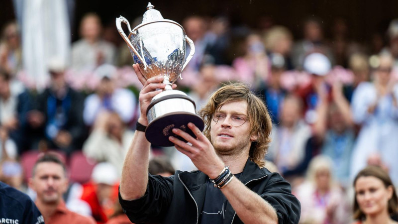 Andrey Rublev eleva el trofeo que lo acredita como campeón del torneo de Bastad.