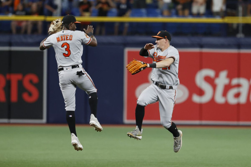 Jorge Mateo (3) celebra con Austin Hays (derecha) de los Orioles celebran su victoria ante los Rays, el domingo en St. Petersburg, Florida.