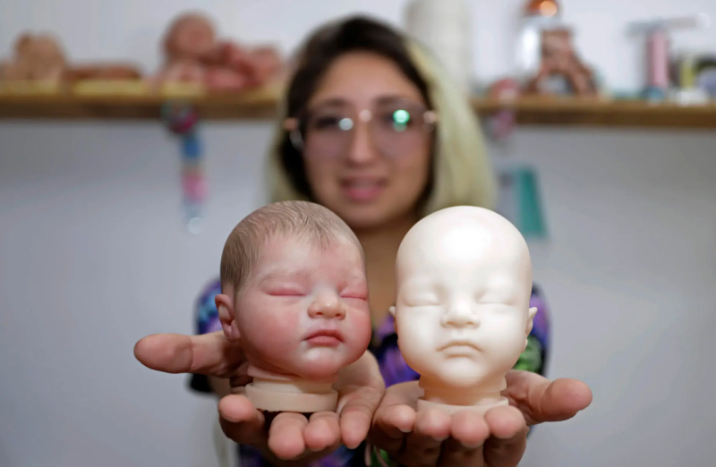 La artesana mexicana Mariana Jiménez Moncada posa en su taller donde realiza “bebés hiperrealistas”