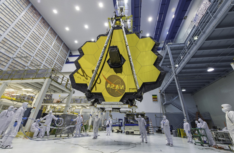 técnicos levantan el espejo del Telescopio Espacial James Webb
