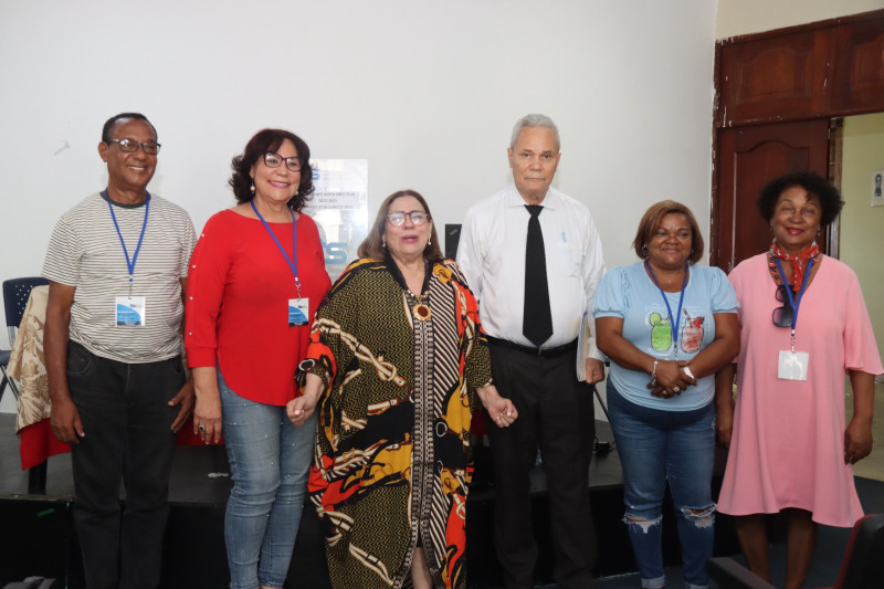 El doctor Neftalif Hernández, junto a Mirna Pimentel y los miembros de la comisión electoral