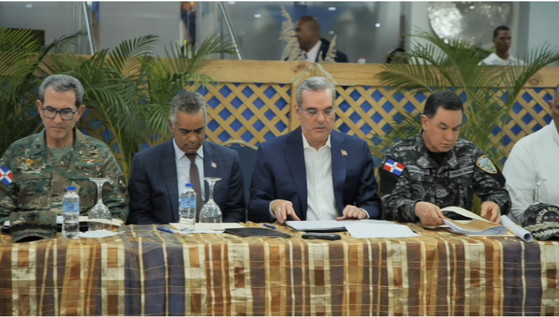 El presidente Luis Abinader en compañía del ministro de Defensa, de la Presidencia y el director de la Policía Nacional en la reunión de hoy