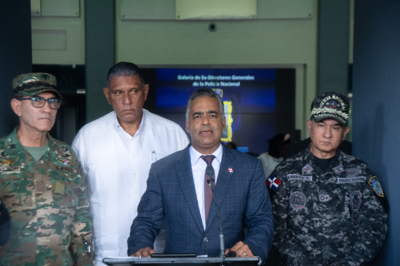 El ministro de la Presidencia, Joel Santos, al hablar en el Palacio Nacional.Desde la izquierda de la foto, el ministro de la Defensa Carlos Luciano Díaz Morfa; Jesús Vásquez, de Interior y Policía y en el extremo derecho el director de la Policía, Eduardo Alberto Then