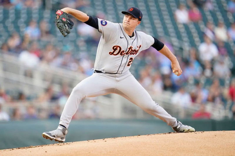 Tarik Skubal, abridor de los Tigres de Detroit, lanza durante el juego de béisbol ante los Gigantes de San Francisco.