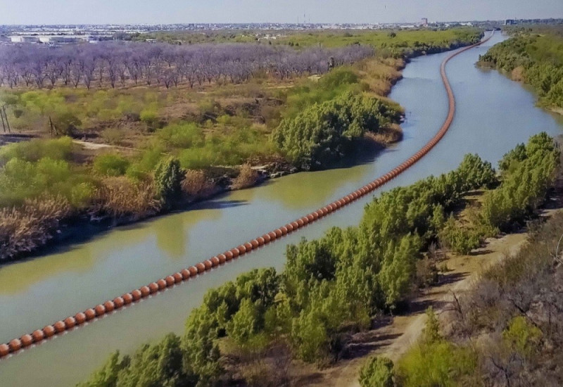 Ilustración de la barrera de boyas instalada en el río Bravo, frontera entre Estados Unidos y México, a la altura del estado de Texas