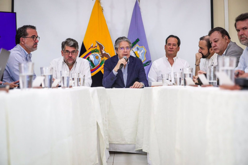 El presidente de Ecuador, Guillermo Lasso, en el Comité de Seguridad que ha establecido un estado de excepción y toque de queda en varias provincias por el aumento de la violencia.