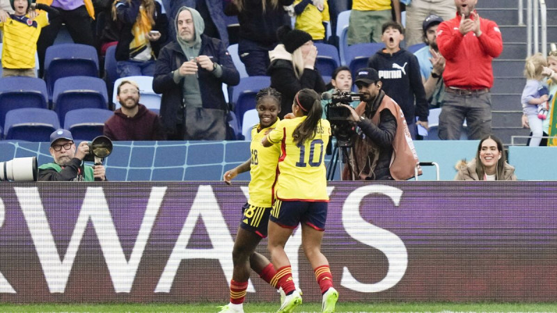 Linda Caicedo (izquierda) de Colombia celebra luego de anotar el segundo gol de su equipo durante el partido del grupo H en la Copa Mundial Femenina de la FIFA.