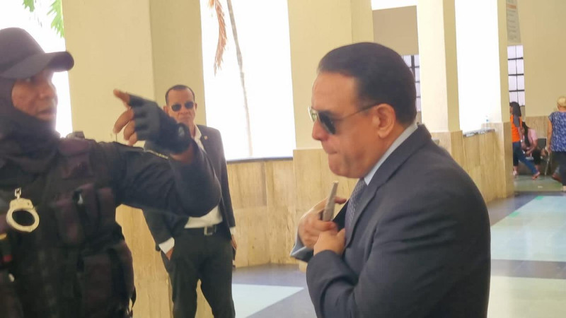 Alexis Medina acude a audiencia de caso Antipulpo con lentes negros.