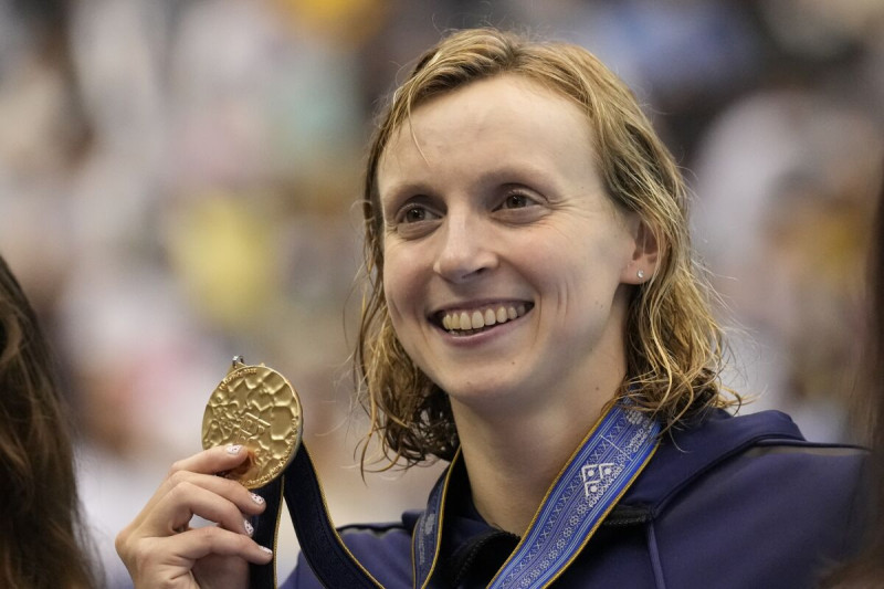 Katie Ledecky muestra su medalla de oro tras ganar los 1.500 metros libre en el Mundial de natación, el martes en Fukuoka, Japón.