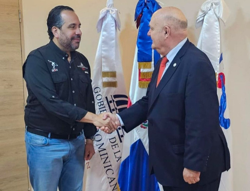 El director ejecutivo del INEFI, Alberto Rodriguez Mella, recibe a Rodolfo Buenaventura, secretario general de la FIEPS.