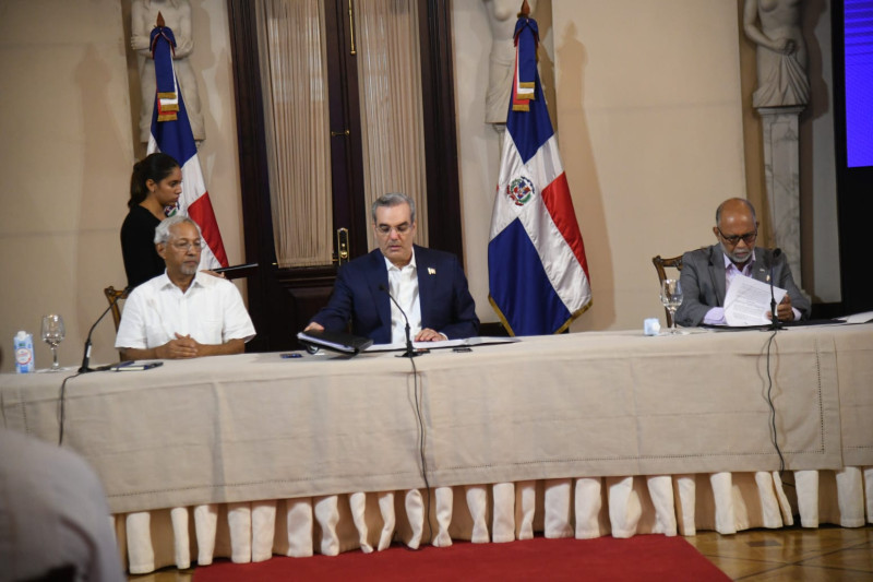 El presidente Luis Abinader encabeza la reunión junto al ministro Ángel Hernández y Eduardo Hidalgo, presidente de la ADP.