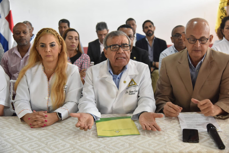 El presidente del CMD, Senén Caba, junto a colegas gremialistas anuncian plan de acción. Leonel Matos/LD