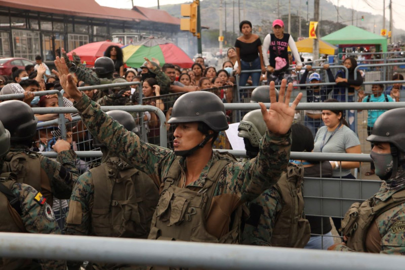 Un militar pide calma a los amigos y familiares de presos que buscaban información sobre sus seres queridos tras los enfrentamientos con muertos en la Penitenciaría del Litoral de Guayaquil, Ecuador, ayer.