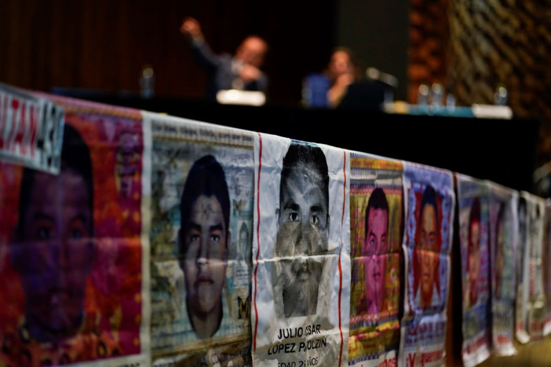 Fotografías de estudiantes desaparecidos se muestran durante una conferencia de prensa del Grupo Interdisciplinario de Expertos Independientes (GIEI) en la Ciudad de México, ayer.