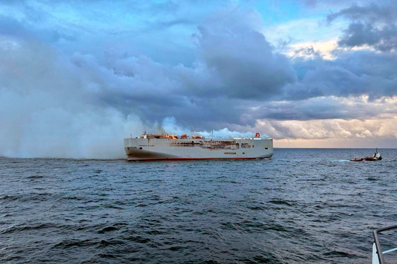 Humo y llamas se elevan de un carguero en el Mar del norte, unos 27 kilómetros (17 millas) al norte de la isla holandesa de Ameland, el miércoles 26 de julio de 2023. Wednesday, July 26, 2023.
