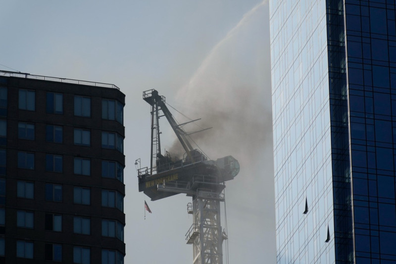 El humo sale de una grúa de construcción que se incendió en Manhattan, el miércoles 26 de julio de 2023, en Nueva York.