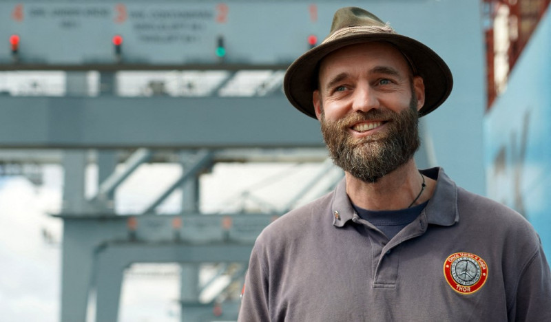 (Thor) Pedersen se para en el muelle del Puerto de Aarhus en Aarhus, Dinamarca, el 26 de julio de 2023, y sonríe mientras baja de un gran buque portacontenedores de Maersk, después de visitar su país número 203 y el último país, las Maldivas, a finales de mayo de 2023.