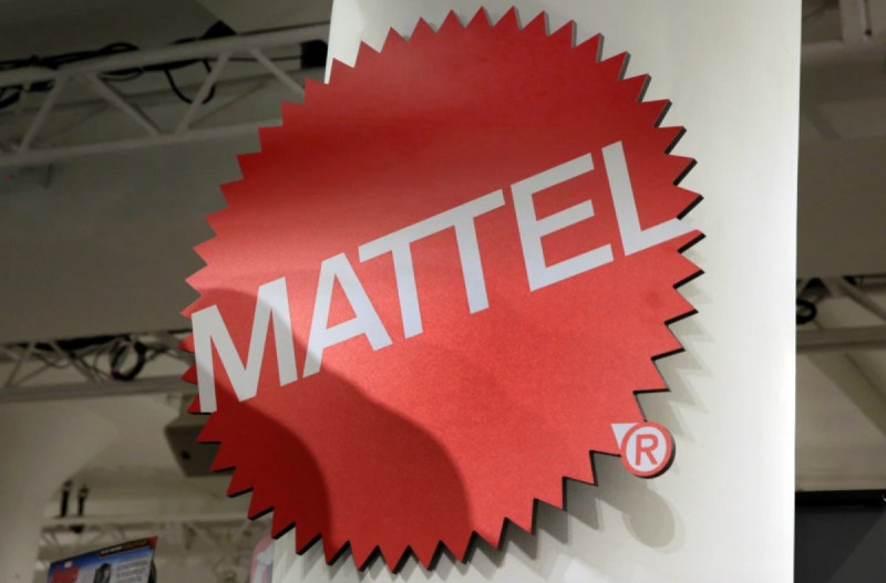 El logotipo de Mattel se ve el 26 de abril de 2018 en la exhibición de primavera TTPM 2018 en Nueva York. El fabricante de juguetes Mattel está renovando su acuerdo de licencia con Warner Bros. Discovery Global Consumer Products. (Foto AP/Richard Drew, archivo)