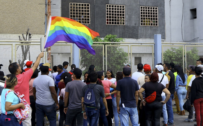 Miembros de la comunidad LGBTI y familiares se reúnen frente a la corte, en espera de información sobre 33 hombres arrestados durante una redada policial en un club LGBTI privado en la ciudad de Valencia, en el centro de Venezuela, el 25 de julio de 2023.