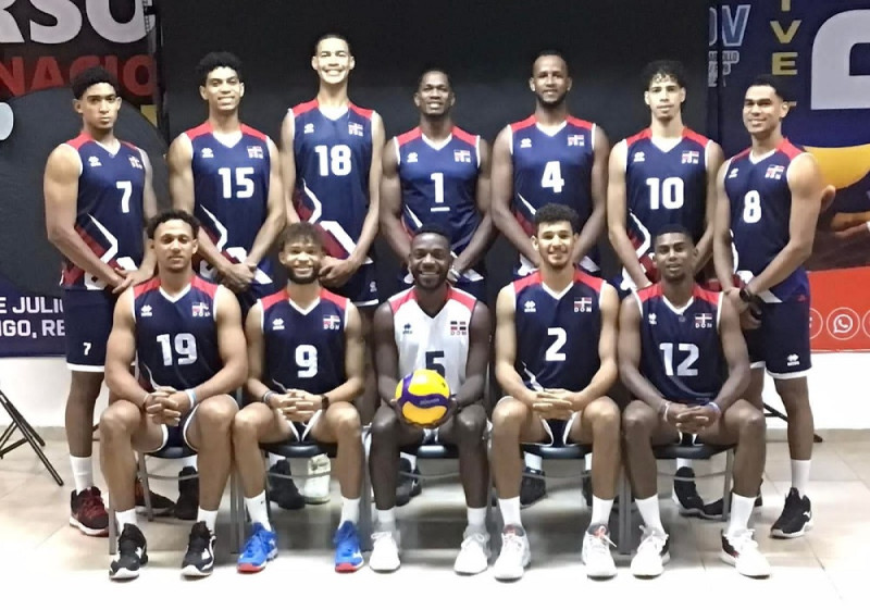 Integrantes de la selección masculina de voleibol que participará en el Challenger Clasificatorio a la Liga  de Naciones de la FIVB en Catar.