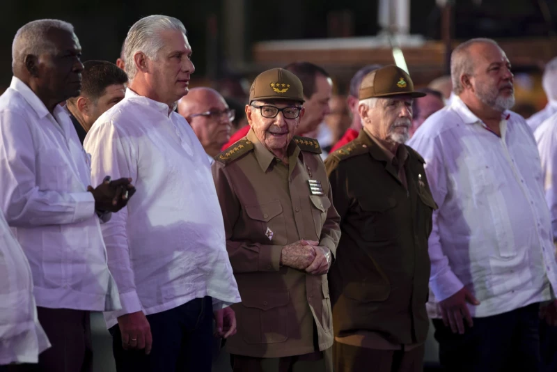 Esteban Lazo Hernández, Miguel Díaz-Canel, Raúl Castro,Ramiro Valdés y Manuel Marrero.