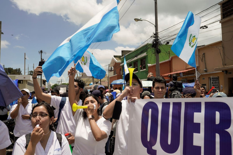 Manifestantes frente a la sede de la Fiscalía General en Ciudad de Guatemala, el lunes 24 de julio de 2023.