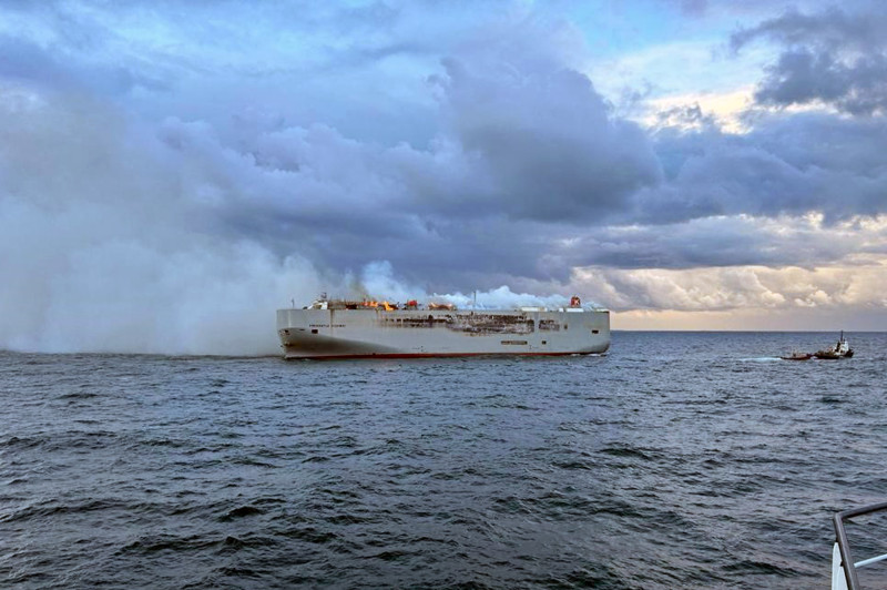 Humo y llamas se elevan de un carguero en el Mar del norte, unos 27 kilómetros (17 millas) al norte de la isla holandesa de Ameland, el miércoles 26 de julio de 2023.