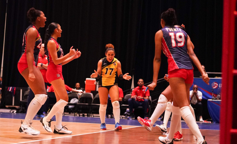 Parte del equipo dominicano de voleibol femenino que participará en el Mundial Sub-19.